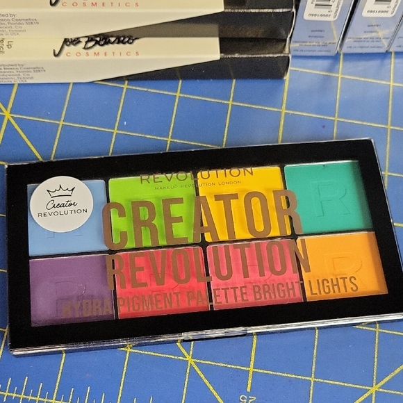 Revolution Hydra Pigment Bright Lights Palette 8 Colors New 16g - Picture 1 of 2
